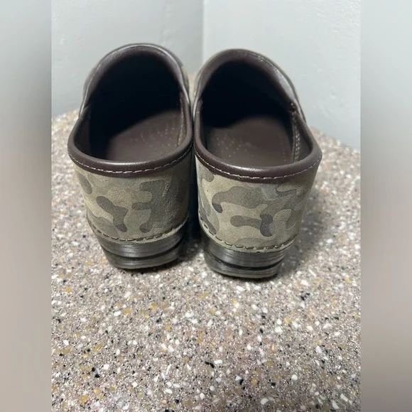 Dankso
Women's Dansko Professional
Suede Camo Soft Clogs size 39 - Picture 5 of 9